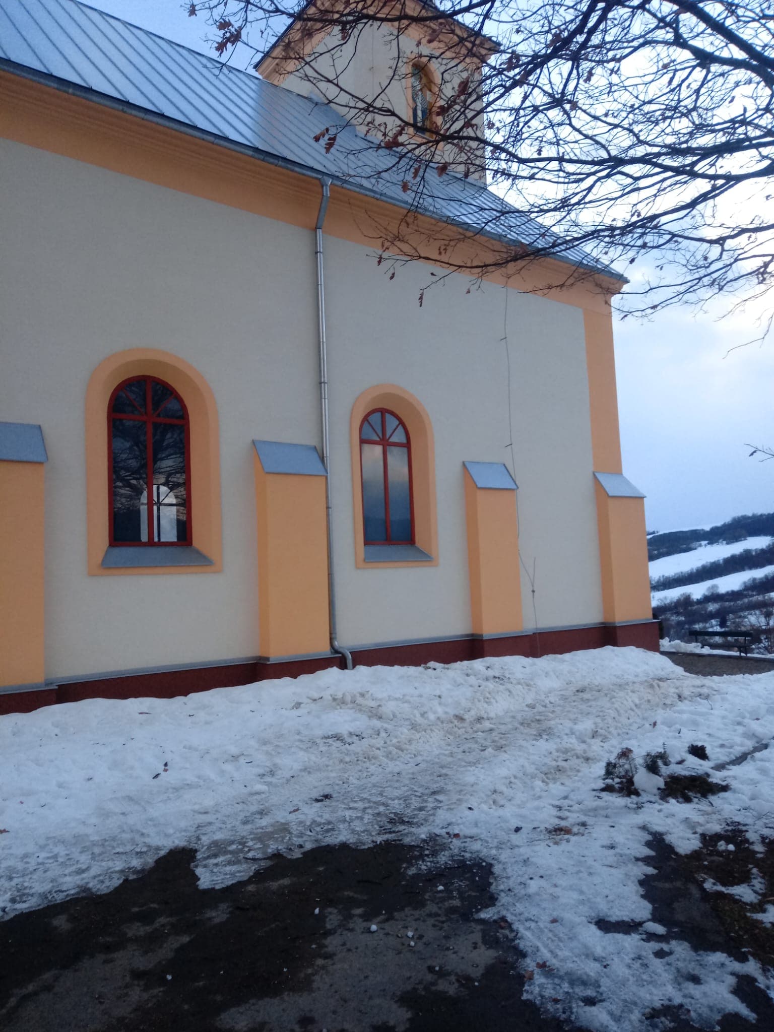 Obnova fasády a okolia kostola - Pčolinné - fotka 4