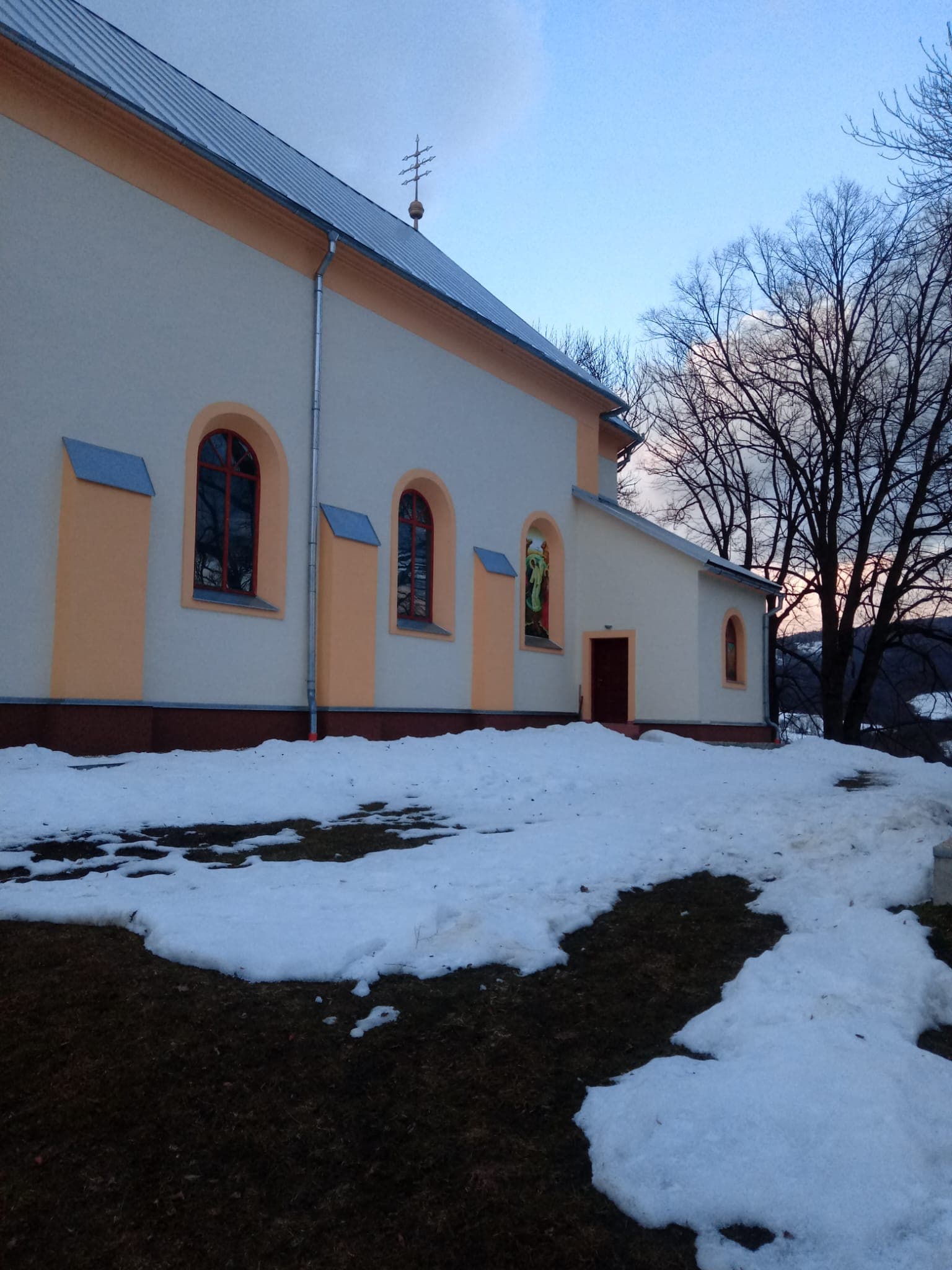 Obnova fasády a okolia kostola - Pčolinné - fotka 3