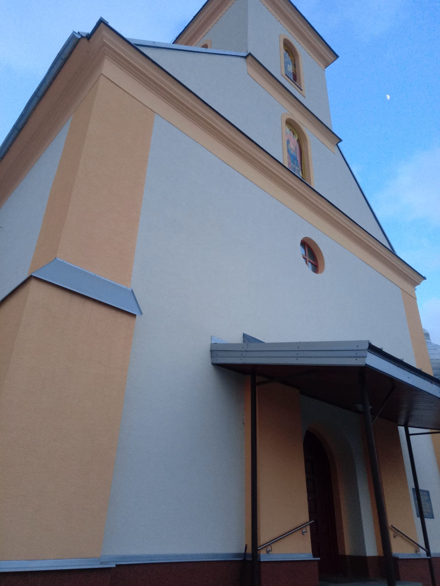 Obnova fasády a okolia kostola - Pčolinné - fotka 1