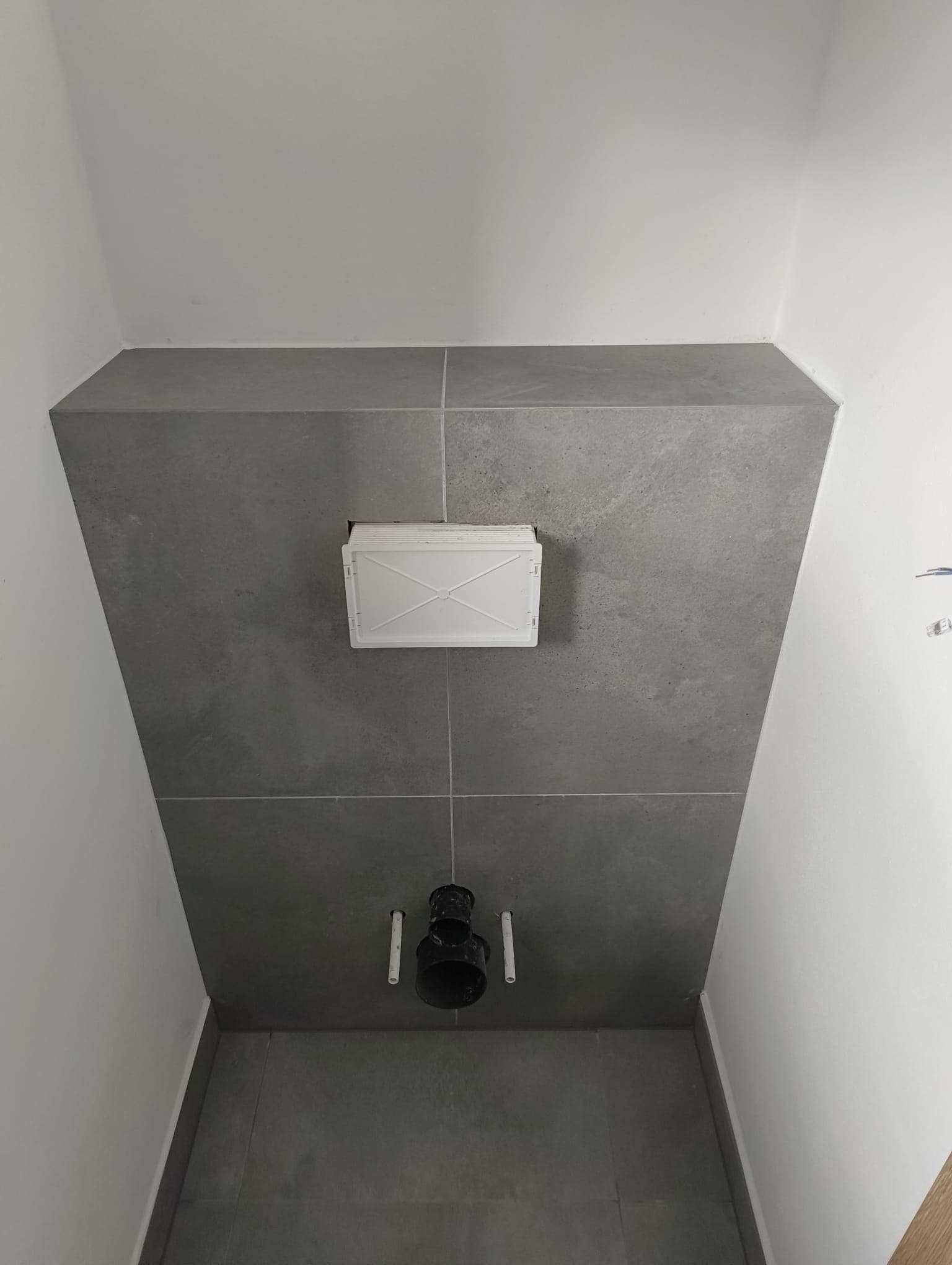 Pokládka dlažby a obložky dverí v kancelárskych a pracovných priestoroch - fotografia 15