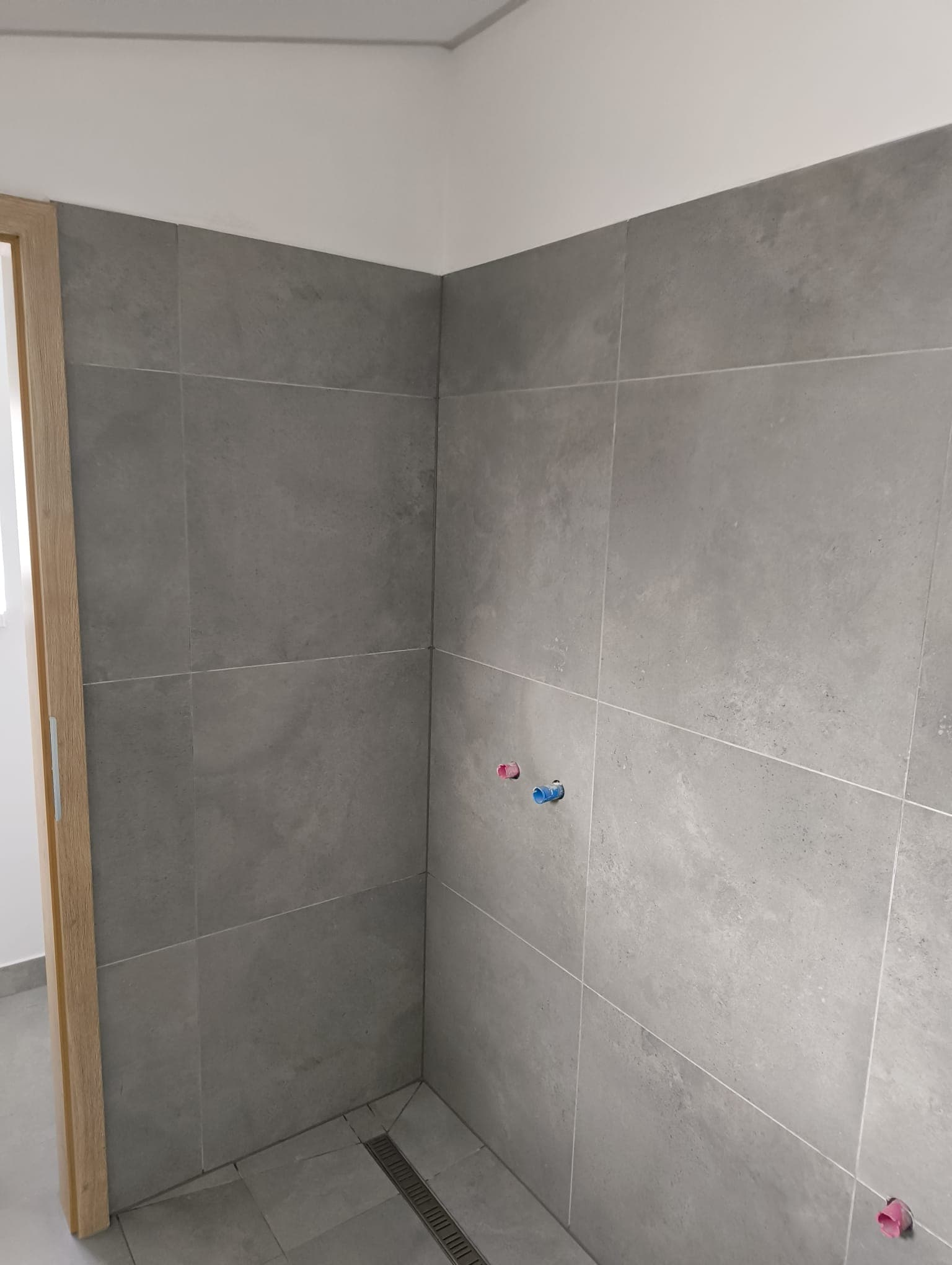 Pokládka dlažby a obložky dverí v kancelárskych a pracovných priestoroch - fotografia 14