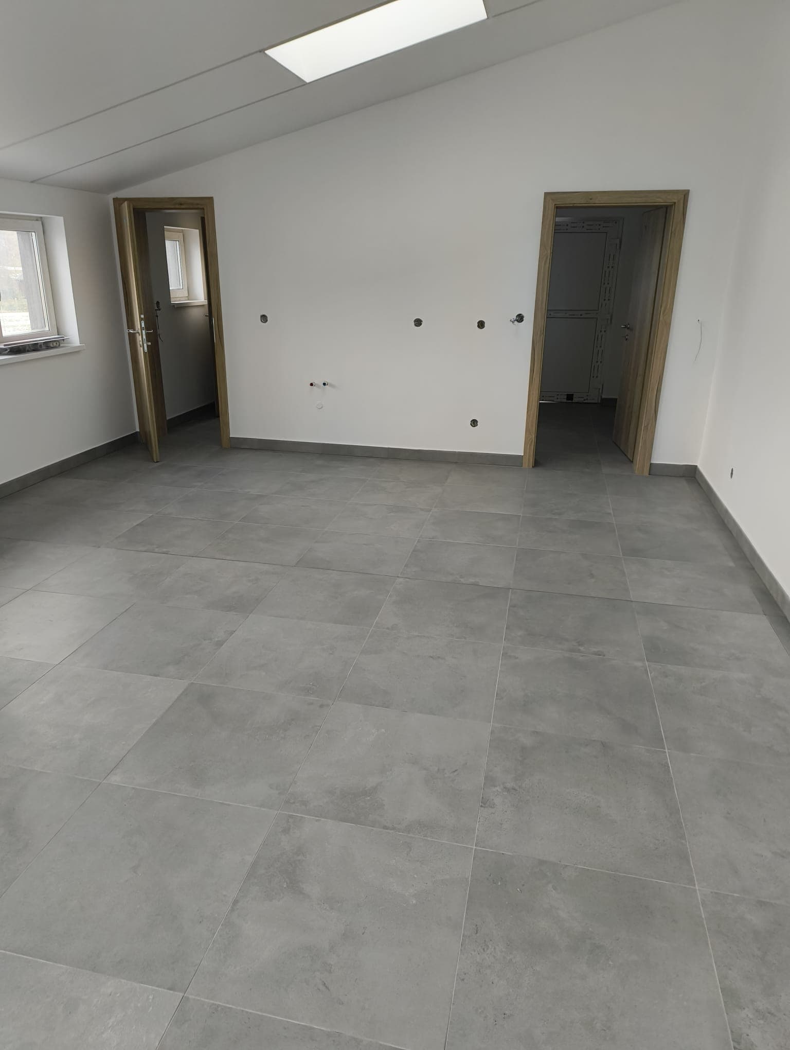 Pokládka dlažby a obložky dverí v kancelárskych a pracovných priestoroch - fotografia 13