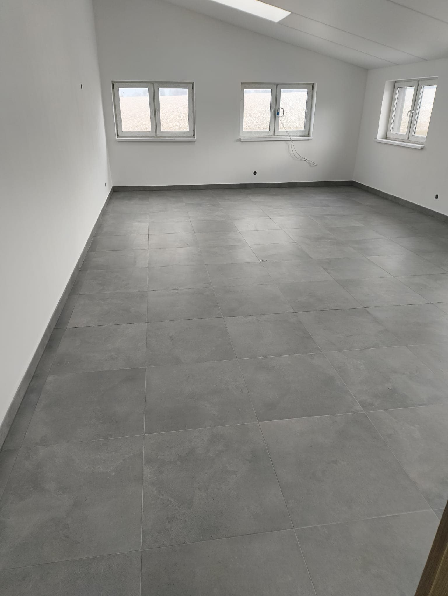 Pokládka dlažby a obložky dverí v kancelárskych a pracovných priestoroch - fotografia 12