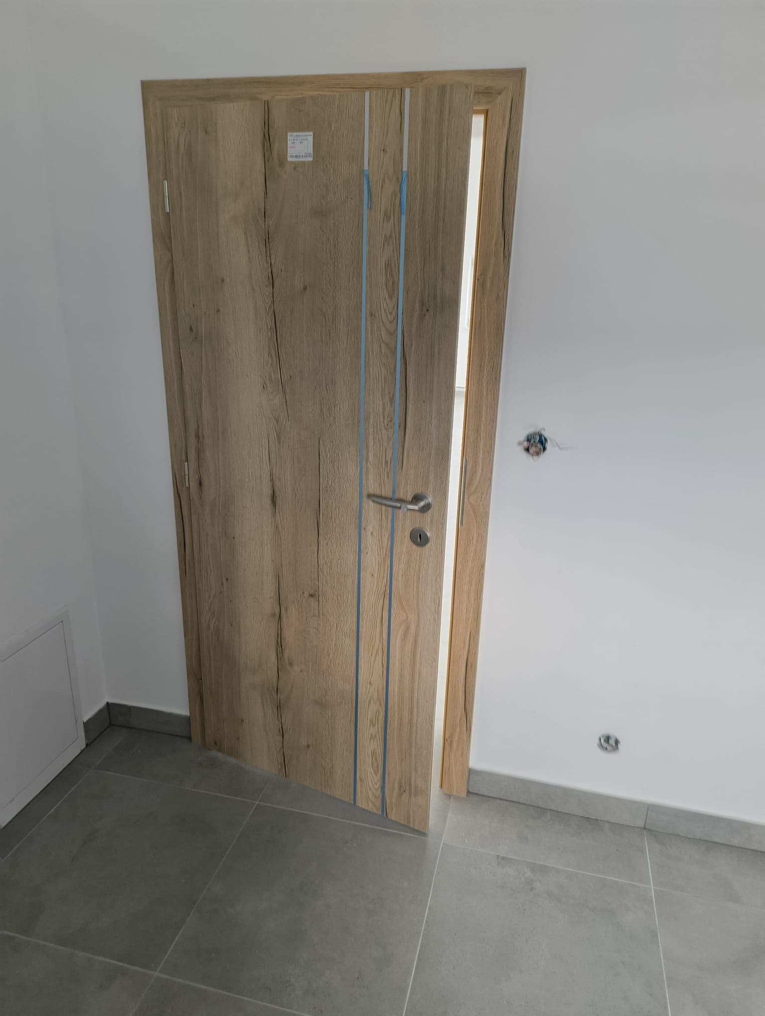 Pokládka dlažby a obložky dverí v kancelárskych a pracovných priestoroch - fotografia 11