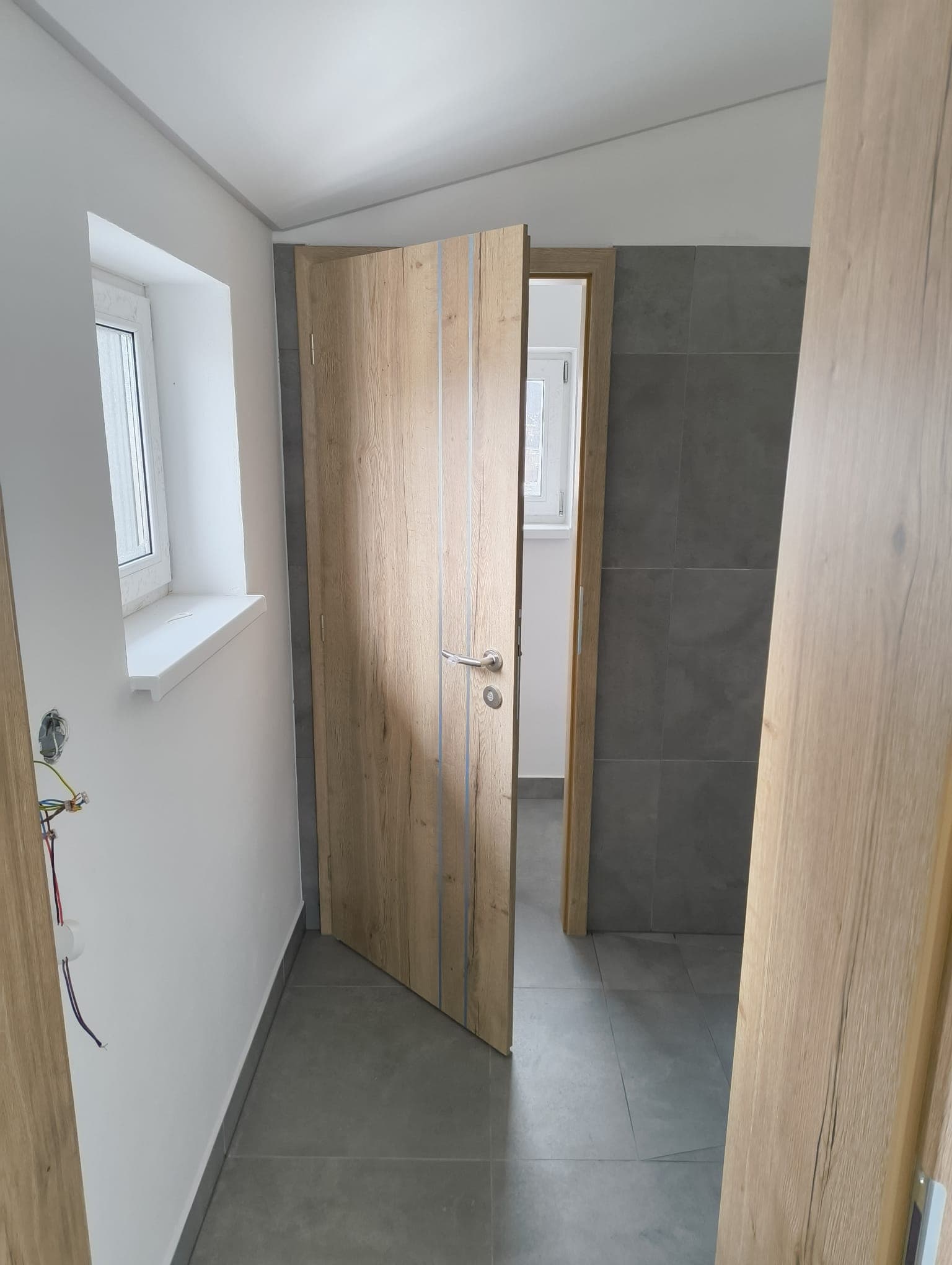 Pokládka dlažby a obložky dverí v kancelárskych a pracovných priestoroch - fotografia 9