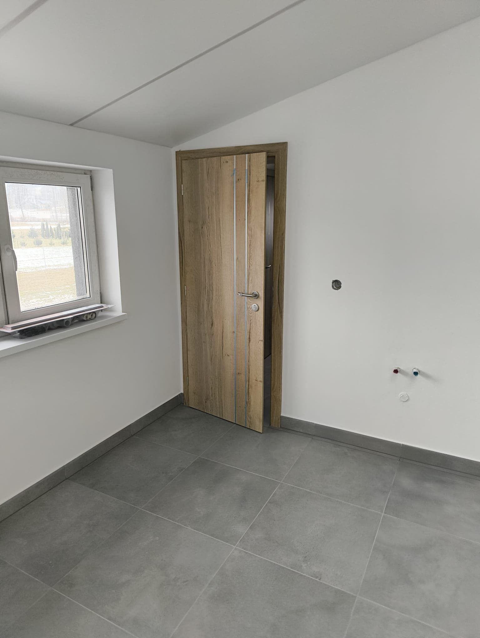 Pokládka dlažby a obložky dverí v kancelárskych a pracovných priestoroch - fotografia 8