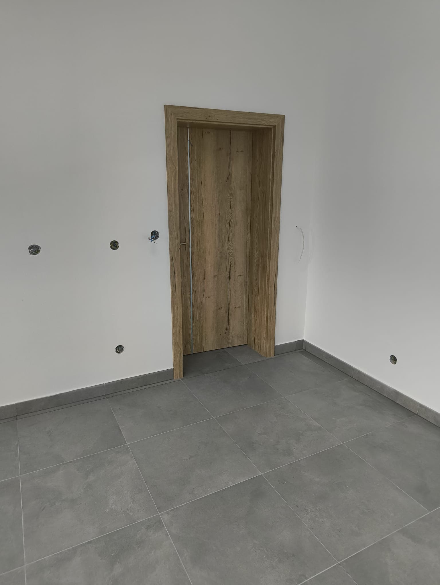 Pokládka dlažby a obložky dverí v kancelárskych a pracovných priestoroch - fotografia 7