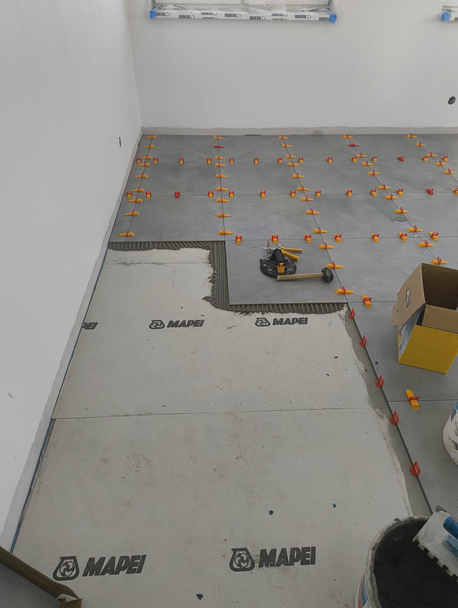 Pokládka dlažby a obložky dverí v kancelárskych a pracovných priestoroch - fotografia 6