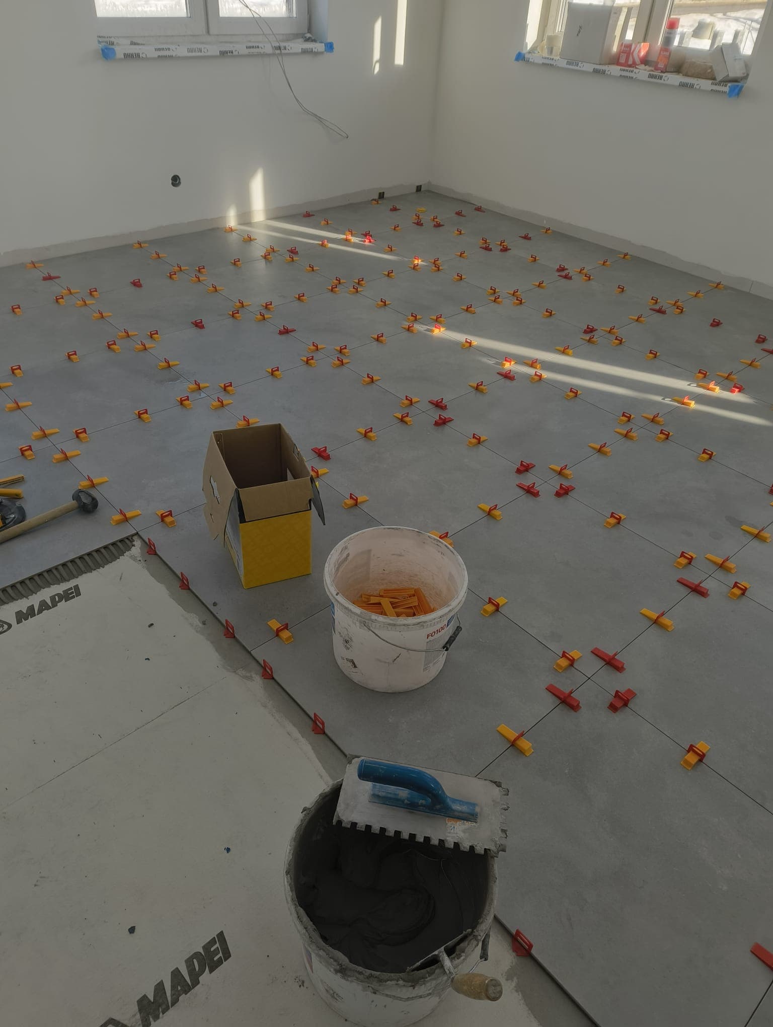 Pokládka dlažby a obložky dverí v kancelárskych a pracovných priestoroch - fotografia 5