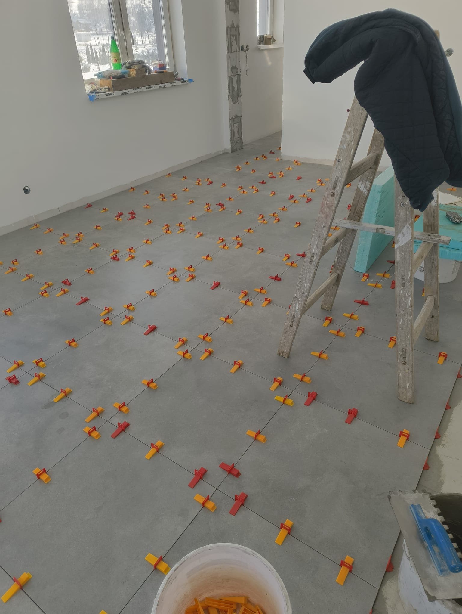 Pokládka dlažby a obložky dverí v kancelárskych a pracovných priestoroch - fotografia 4