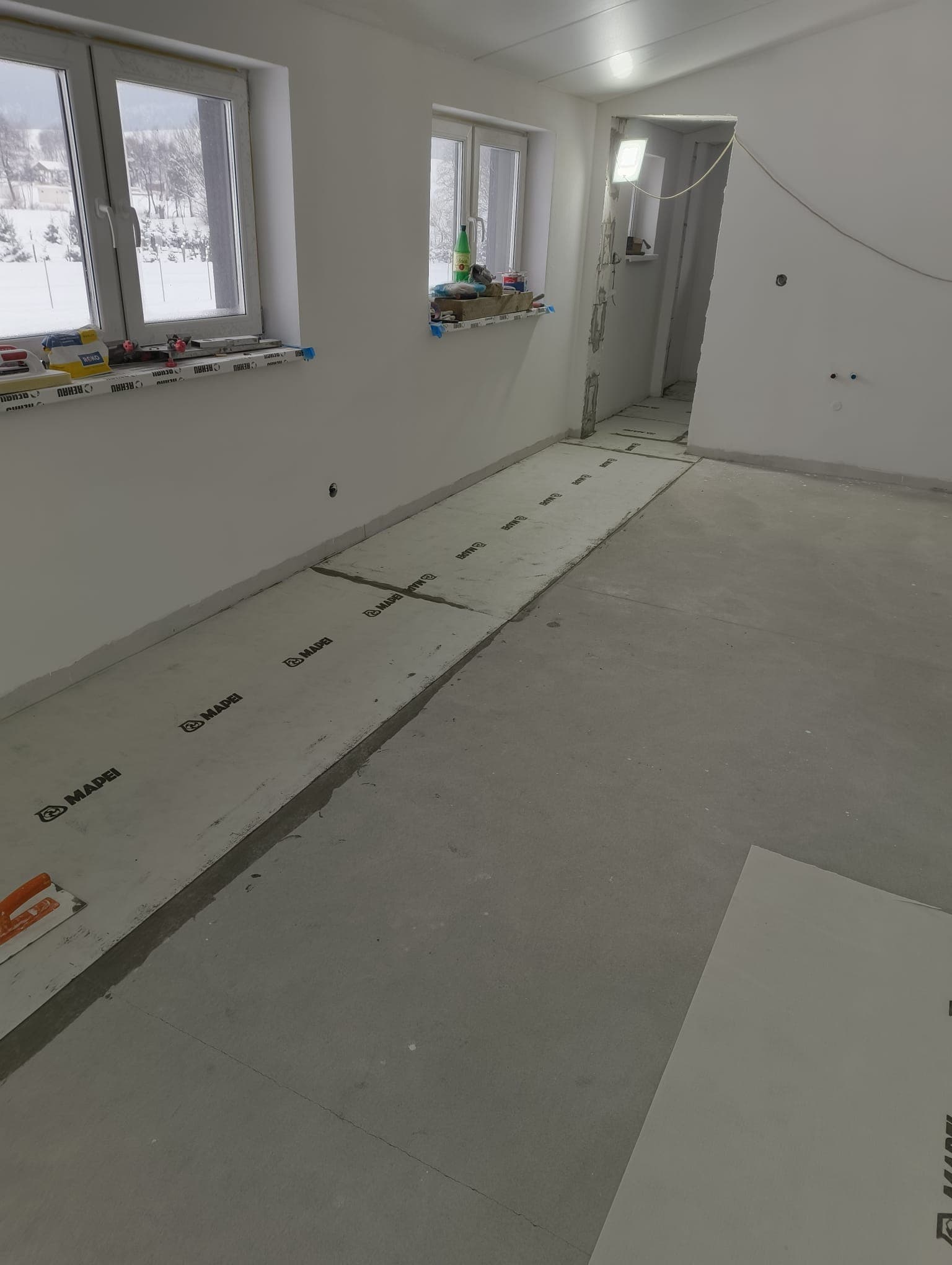 Pokládka dlažby a obložky dverí v kancelárskych a pracovných priestoroch - fotografia 3