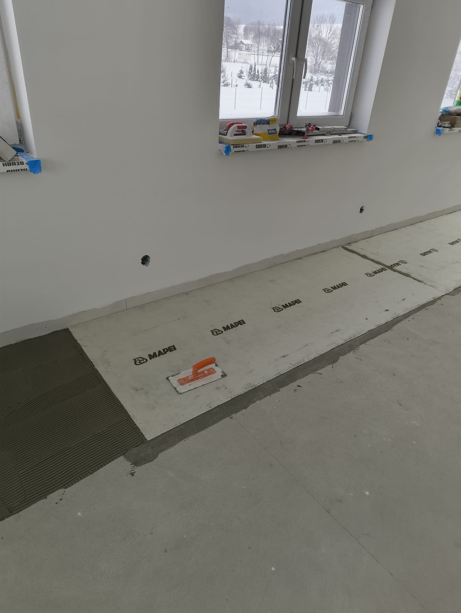 Pokládka dlažby a obložky dverí v kancelárskych a pracovných priestoroch - fotografia 2