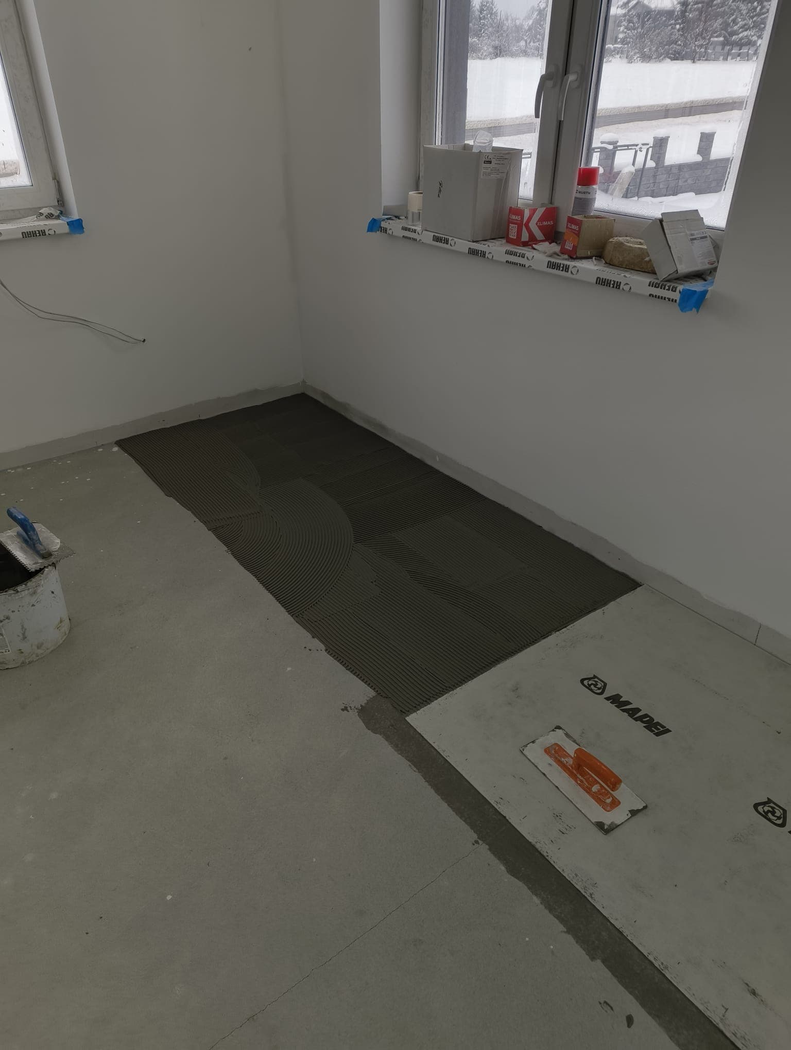 Pokládka dlažby a obložky dverí v kancelárskych a pracovných priestoroch - fotografia 1